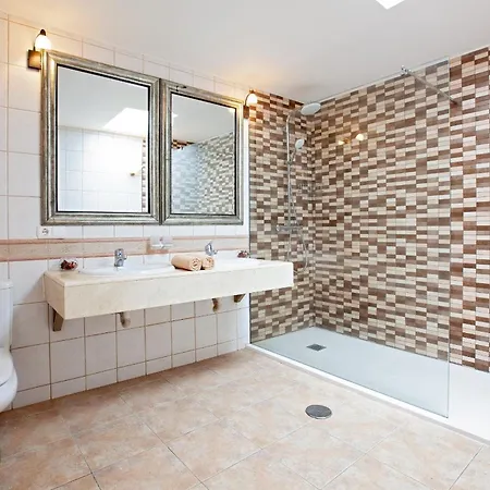 Splendid Puerto Del Carmen 4 Bedrooms Heated Pool Marica Centre Of Location Puerto del Carmen (Lanzarote)